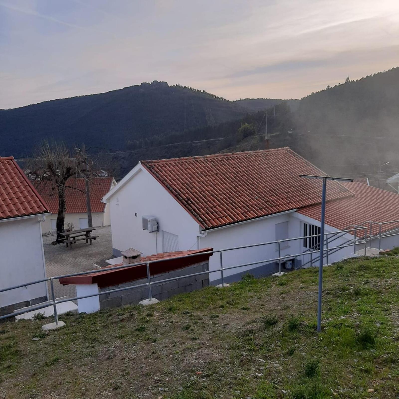 Vila Casas Da Escola - "A Escola" - Meas Pampilhosa da Serra Exteriér fotografie